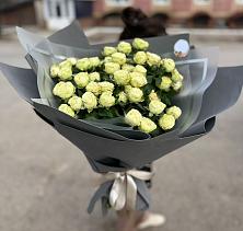Букет Белые кустовые розы Солинеро в Шадринске